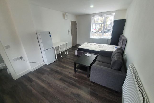 Studio to rent in Richard Street, Cathays, Cardiff