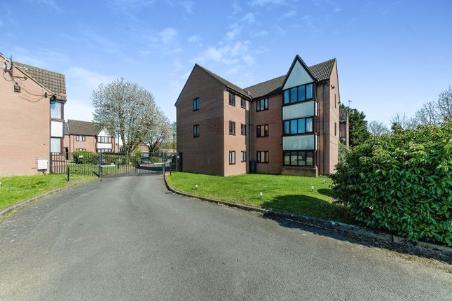 Thumbnail Flat for sale in Petunia Court, Luton, Bedfordshire
