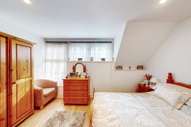Town house for sale in Purcell Mews, Harlesden, London