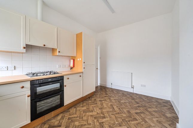 Top Floor Flat, 9, St Peter Street, Hampshire photo 4