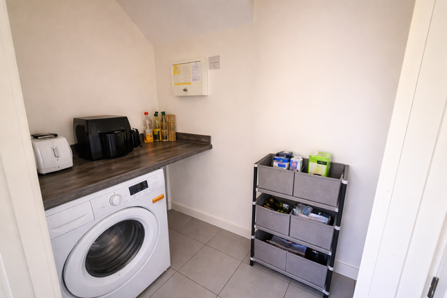 4, Iris Close, Leicester photo 3