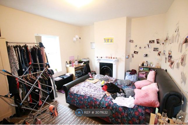 176, Donnington Gardens, Reading, Berkshire, RG1 photo 3