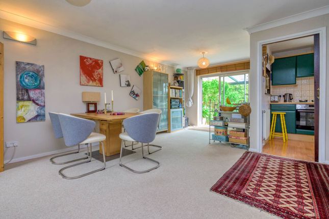 2, Earlsfield Close, Reading photo 4