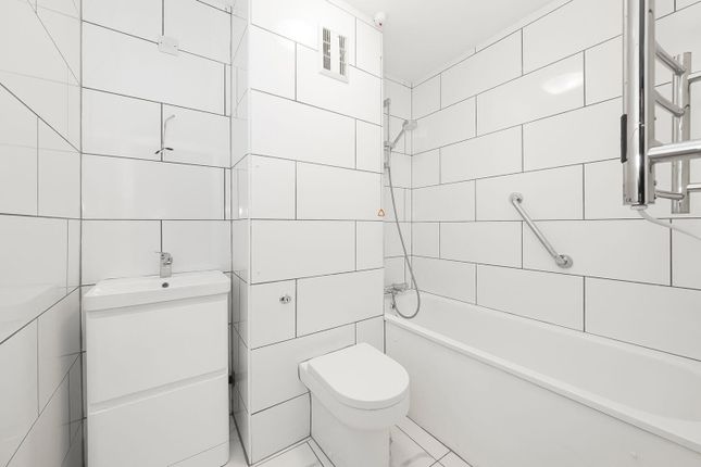38, Cedar Close, London photo 4