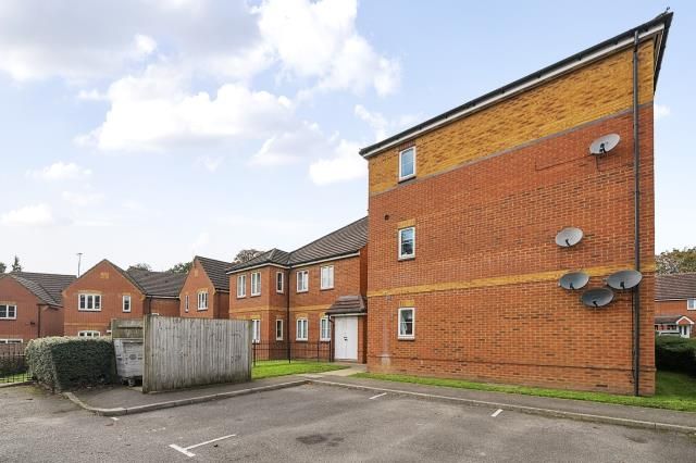 2-bed flat on 33, Swallows Croft, Reading, £185,000