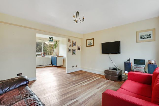 6, Thakeham Close, London photo 2