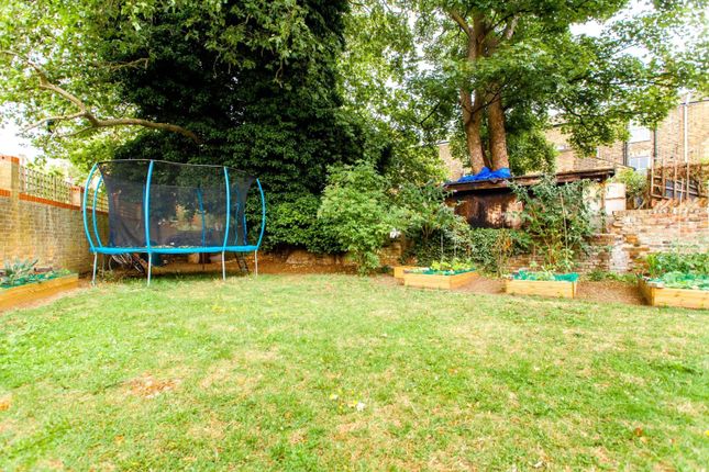 Flat 1, The Clarendon, 86, Balcorne Street, London photo 4