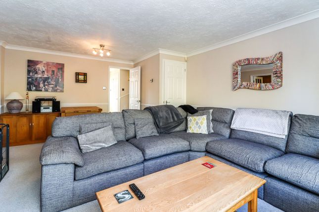47 Magnolia Avenue, Abbots Langley photo 2