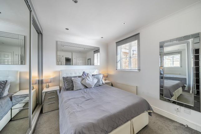 6, Montague Hall Place, Bushey photo 4