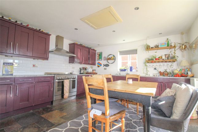 43, Kingfisher Close, Wiltshire photo 4