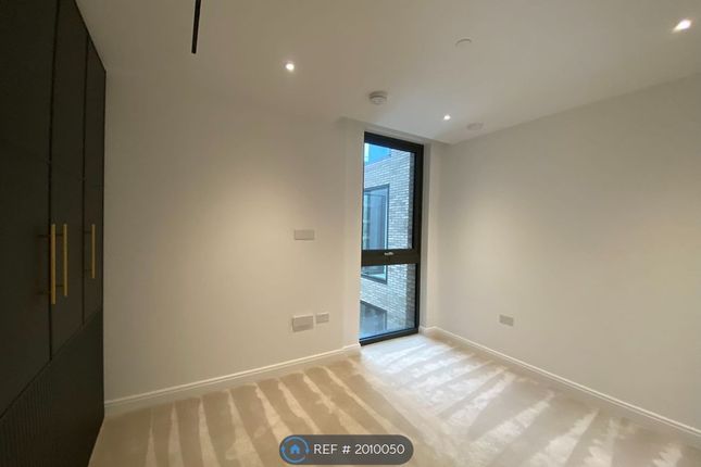Flat to rent in Siena House, London