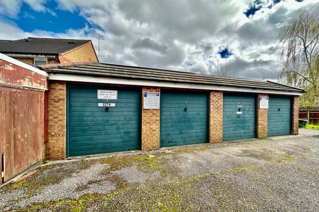 Parking/garage to rent in Knightwood Road, Hythe, Southampton