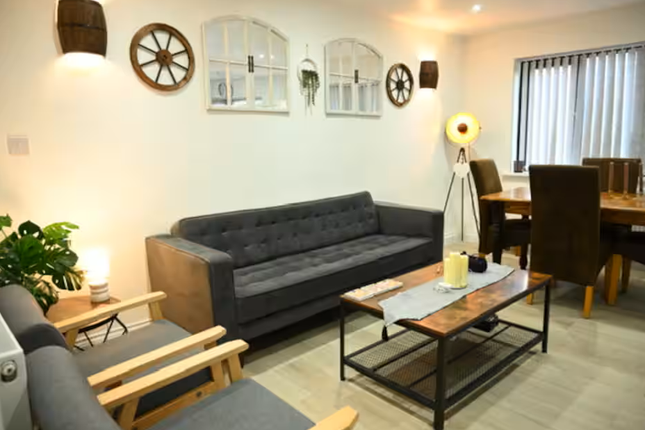 4-bed bungalow on Melba Way, Birstall, £3,000/mo