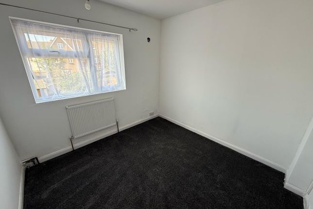 111, Marston Avenue, Dagenham photo 2