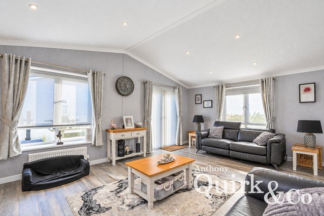 18, Seafarer Drive, Canvey Island photo 4