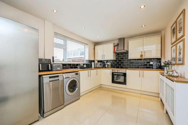 99, Bainton Grove, Nottingham photo 4