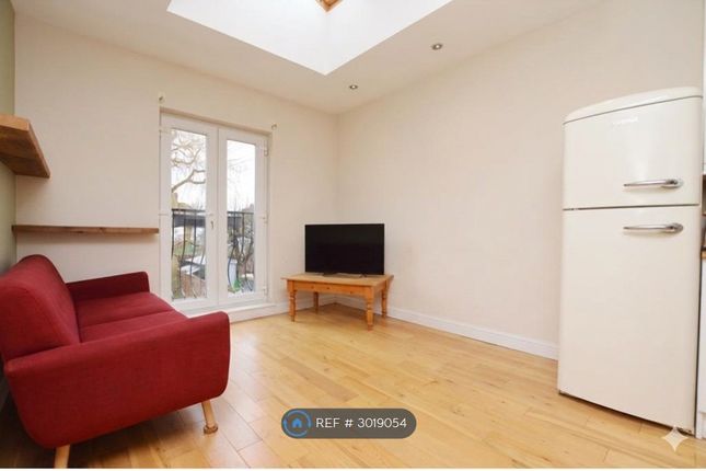 Flat B  Kilmorie Road, London photo 3