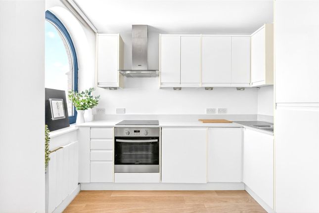 Flat 11, Sheldon House 904-908 High Road, London photo 3