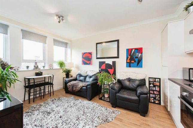 Thumbnail Flat to rent in Heath Road, Twickenham