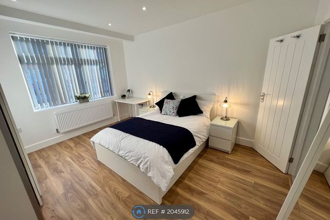 Thumbnail Room to rent in The Warren, Hounslow