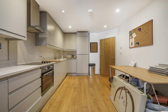 Flat for sale in Knights Hill, West Norwood