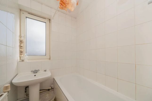 Molesworth House, Brandon Estate, London photo 3