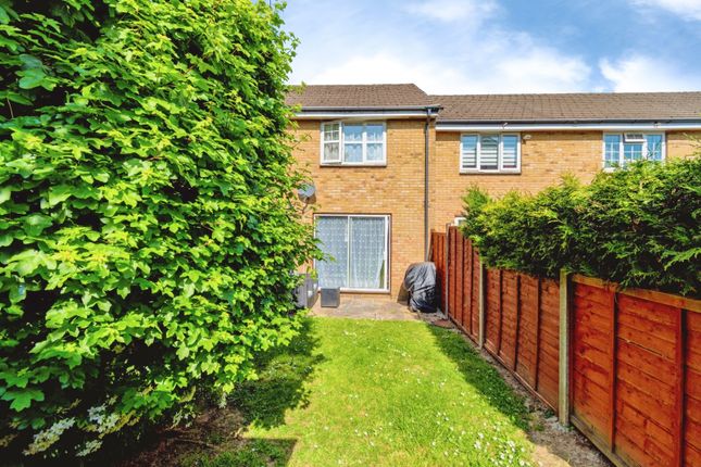 87, Barons Mead, Hampshire photo 4