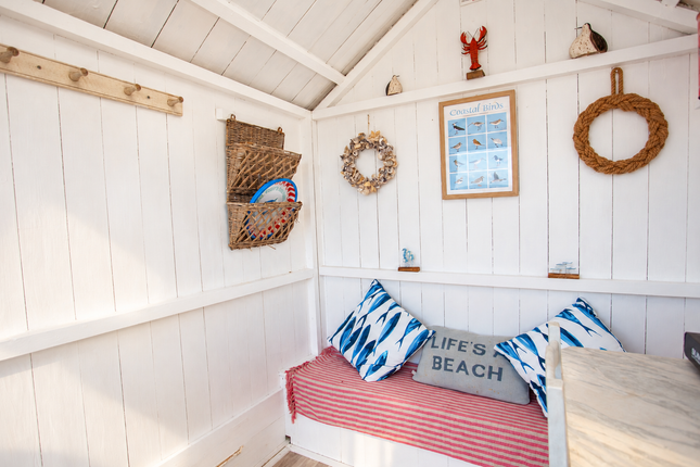 Beach hut 12 Clifflands, Felixstowe photo 4