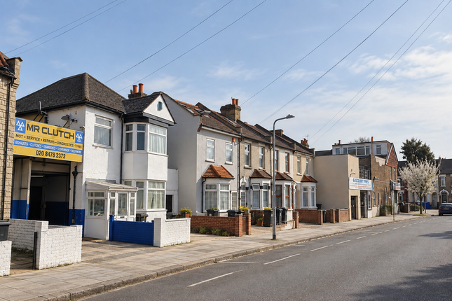 2-bed bungalow on Buckingham Road, Ilford, £1,975/mo