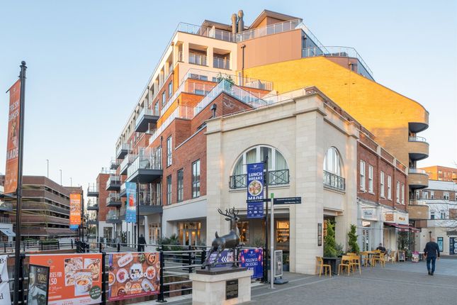 1-bed flat on Apartment 30, Rialto, Canal Side, Maidenhead, £320,000