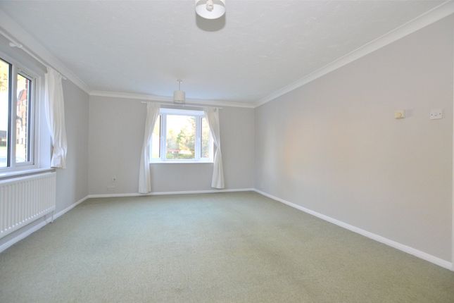 Flat to rent in St. Annes Rise, Redhill, Surrey