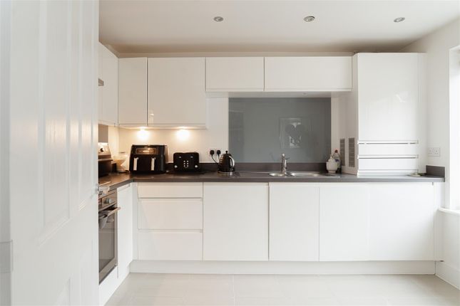 17, Langwood Drive, Horley photo 4