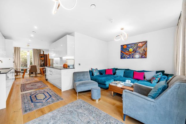61, Isambard Court, Brentford photo 3