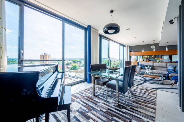 Flat for sale in Green Walk, London Bridge, London