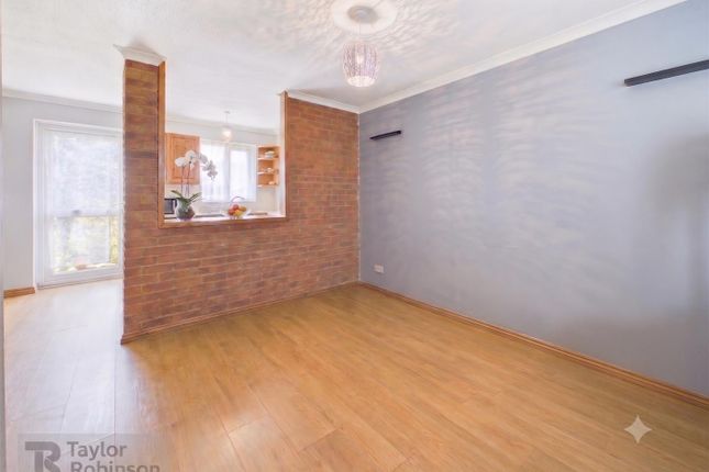 8, Woodcourt, Crawley photo 3