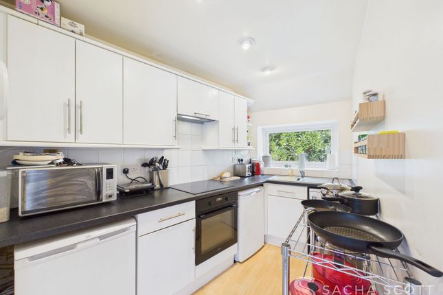 4 Woodcote Mews, Epsom photo 4