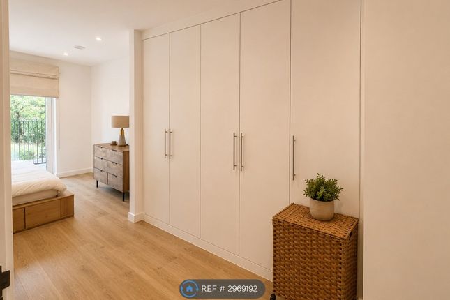 Flat, Purbeck Gardens, London photo 5