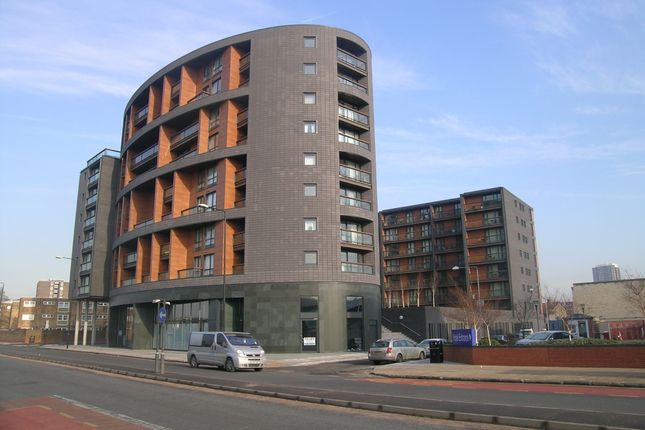 Flat to rent in The Sphere, Canning Town, London