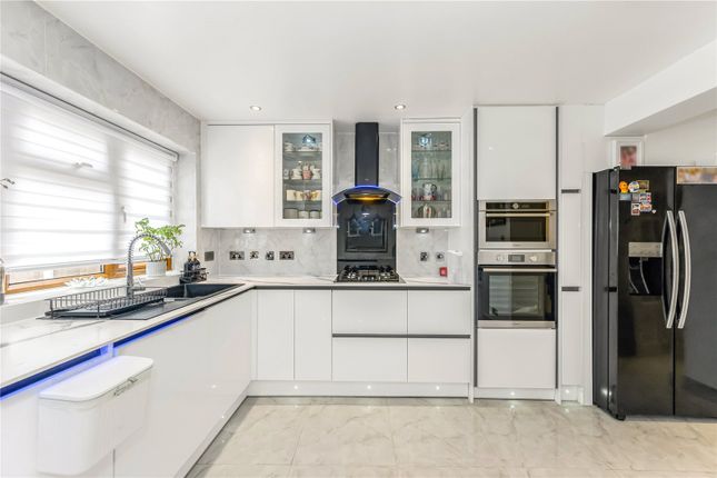 26, Lambourne Gardens, Barking photo 4