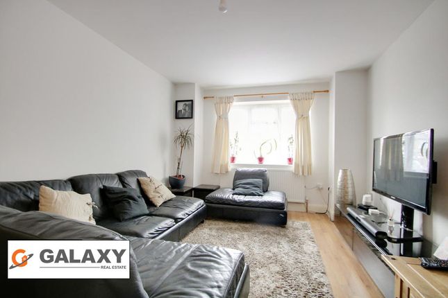 Flat 3 Broad View, Long Lane, Staines-upon-Thames photo 2