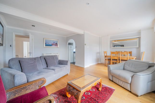 23 Albany Court,, Hillcrest, Weybridge photo 4