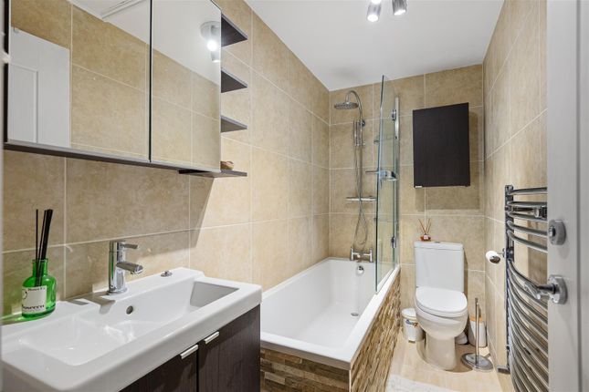 Flat 2, 128, Rosendale Road, London photo 4