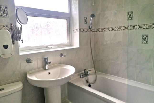 30, Raynham Terrace, Edmonton photo 5