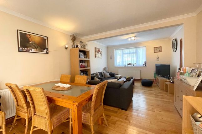 3 Bushfield Crescent, Edgware photo 3