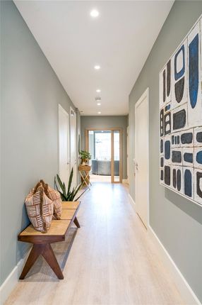 Flat for sale in Clapham Common South Side, London