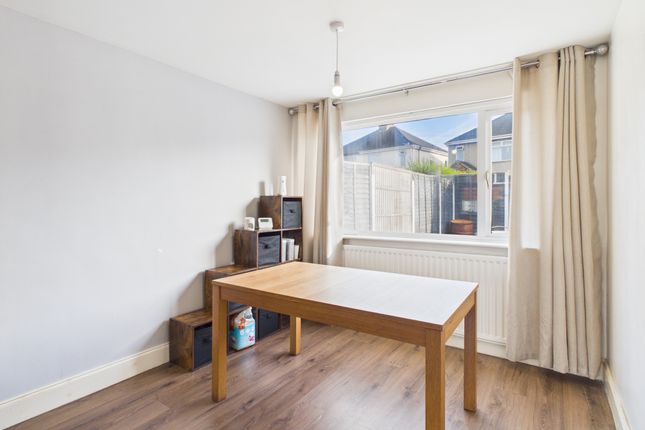 6, Collingwood Grove, Hartshill photo 3