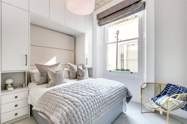 Flat for sale in Linden Gardens, London