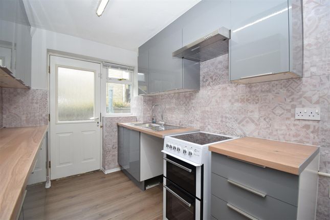 11, Brownhill Close, Batley photo 4