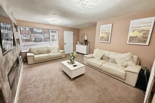 5 Hilton Close, Telford photo 2