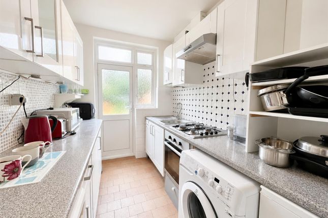 5, Meadow Waye, Heston photo 3